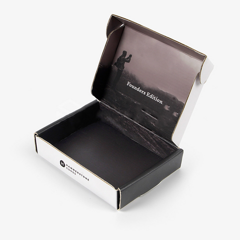 Boîte blanche élégante avec logo noir