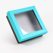 Boîte en carton avec couvercle à fenêtre