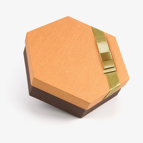 Boîte hexagonale marron texturée avec ruban